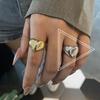 Anillo Dorado con Forma de Corazón de Nuevo Estilo Frío Ins, Lujo Accesible, Textura Metálica, Joyería para Niñas con Forma de Corazón