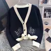 Cardigan de Tricô Elegante Estilo Chanel Outono e Inverno Novo com Decote em V Estilo Coreano Suéter Top com Bolso de Cor Contrastante Versátil para Mulheres