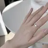 Anillo de Ópalo de Diseño Exclusivo para Mujer, Estilo Minimalista, Moderno y Versátil, Anillo Abierto de Alto Nivel Dulce-Cool para Dedo Índice, Nuevo Modelo 2025