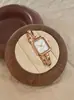 Novo relógio quadrado pequeno de luxo leve transfronteiriço para mulheres, relógio de pulso estilo pulseira, simples e elegante, adequado para o dia a dia, atacado