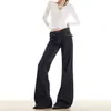 26 Pantalones de mezclilla retro, resistentes a la decoloración, de tiro bajo en color azul mezclilla, con un diseño asimétrico, pierna ligeramente acampanada y un ajuste no ajustado, diseñados para mujeres