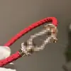 Pulsera Trenzada Hebilla de Herradura Redonda de Circonita Roja Europea y Americana Diseño de Nicho Pulsera Exquisita de Gama Alta para Mujer
