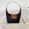 Bolso nuevo con forma de dumpling: ligero, versátil y elegante para ir al trabajo. Un bolso moderno y minimalista, perfecto como bolso de hombro o para llevar bajo el brazo. Tamaño pequeño