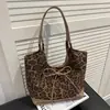 Bolso casual muy elegante con estampado de leopardo para mujer, nuevo y moderno bolso tipo cubo para el otoño de 2026, bolso de hombro tipo tote de gran capacidad