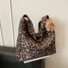Otoño e Invierno Nuevo Bolso Tote de Lujo Nicho Retro Estampado de Leopardo Estilo Perezoso Bolso Cruzado Ligero Casual para Mujer