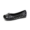 Weiwei Lady 8896-2 Manga Toe Preto Feminino Outono Rebite Slip-On Rasteira Ballet Mary Jane Sapatos