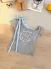 5255 # Camiseta de manga corta asimétrica off-shoulder con cordones estilo coreano inspirada en Instagram para mujer, corte ajustado y favorecedor, con copas incorporadas