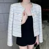 Jaqueta curta estilosa com bolsos e botões de pérola, apresentando um design inspirado em Chanel, adequada para mulheres na primavera e no outono, atacado, nicho, caimento solto e elegante, para vendas transfronteiriças