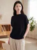Suéter de malha fino para outono inicial para mulheres, com botões, gola alta, ombros caídos, mangas curtas, feito de lã merino + triacetato, estilo designer