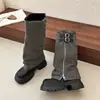 Botas femininas versáteis e estilosas com fivela de cinto, salto grosso, design moderno e estiloso, cano alto franzido, sola grossa, botas de motocicleta estilo calça 2026 para o outono