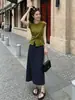 Conjunto elegante de dos piezas: top de camisa de manga corta con nudo retorcido y abertura en el dobladillo estilo coreano de moda de verano y falda de lunares