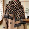 Bufanda de Falso Cachemir con Letras Estilo Otoño e Invierno para Mujer, Versión Coreana, Engrosada, Tacto de Alta Gama, Bufanda Larga Versátil, Chal y Calentador de Cuello para Dama