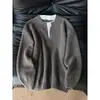 Visual em camadas com um suéter de tricô two-piece estilo americano com decote V e blocos de cor para homens, um suéter de outono simples e de caimento solto adequado para casais