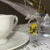 Versa Caperucita Roja Recomendado Diseño de Joyería de Alto Montaje Pendientes de Lazo Cuadrado de Diamante Completo Colgante de Diamante Amarillo Dorado