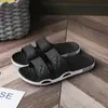 Pantuflas para Hombre 2026 Verano Nuevo Estilo para Interiores Baño Ducha para Uso en Exteriores en la Playa Antideslizantes Resistentes al Desgaste Ligeras Sandalias de Suela Suave