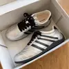 Tênis casuais, sapatos brancos femininos, sapatos de taekwondo, nova coleção outono 2026, tênis de treino retro alemão de sola reta prateado para mulheres