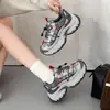 Nuevas zapatillas casuales ligeras de suela gruesa, transpirables, para primavera/otoño 2026, con bloques de color, versátiles y diseñadas en estilo "dad shoe" para mujer