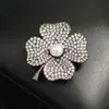 Broche Trevo da Sorte de Quatro Folhas com Design Único, Broche de Alta Qualidade Estilo Chanel para Homens e Mulheres, Acessório para Camisa e Terno