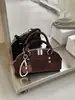 Bolso pequeño retro de otoño e invierno para mujer, nuevo bolso cruzado versátil de moda 2026, bolso de mano con forma de concha exquisito y moderno