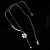 Collar de margaritas para mujer, de acero de titanio, sin color, estilo frío, temperamento socialité, borla, exquisita cadena de clavícula, ideal para estudiantes y novias.