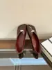 Primavera 2026 Novo Estilo Fivela de Metal Couro Macio Confortável Sapatos Mary Jane para Mulheres Versátil Bico Quadrado Sapatos de Vovó Sapatos de Salto Único