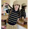 Top feminino de tricô listrado com gola polo, estilo colegial coreano, de manga curta, para o início do outono, com caimento justo, versátil e estiloso em branco