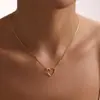 Colar Cruzado Europeu e Americano em Formato de Coração, Material de Cobre, Gargantilha de Coração Vazado Elegante e Simples, Joia Feminina com Design de Nicho