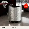Cubo de basura de plástico de gran capacidad con ruedas, adecuado para uso doméstico en salas de estar y dormitorios, con una abertura amplia y un diseño de doble capa; disponible para venta al por mayor