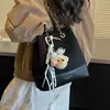 Mochila de gamuza de gran capacidad de doble hombro inclinada otoño 2026 felpa estampado de leopardo cruzada para el trabajo bolso de mano para mujer moda de un solo hombro nuevo