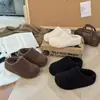 Pantuflas versátiles de punta redonda que aumentan la altura, perfectas para estar de pie durante largos períodos, pero evita los diseños de punta baja que pueden arrastrarse por tus pies.. Sandalias de mujer 2026, cómodas, de suela blanda, estilo slip-on moderno, una opción popular para combinar con vestidos