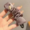 Acessórios de cabelo elegantes e sofisticados: grampos de cabelo para dar volume, presilhas de garra, presilhas verticais, presilhas de laço, presilhas banana, presilhas torcidas doces e estilosas