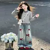 Cardigan longo de retalhos xadrez estilo college, primavera e outono, para crianças de médio e grande porte, conjunto casual de duas peças jeans doce e personalidade