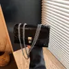 Cross2026 Primavera Nueva Bolso de Mujer Moda Casual Bolso Cuadrado Pequeño Celebridad de Internet Elegante Versátil Retro Bolso Cruzado con Cadena