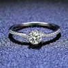 Anillo de Brazo Retorcido de 50 Puntos de Plata de Ley S925 Anillo de Moissanita de Cuatro Garras Brillo Diamante para Mujer Fabricante Venta al por Mayor Transfronteriza en Stock