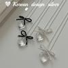 Collar de cadena de clavícula de alta gama con diseño de estilo coreano, plata de ley S925, corazón transparente y lazo acrílico.