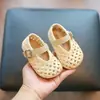 Sandalias de Punta Cerrada Estilo Verano 2026 Zapatos Huecos para Niños Pequeños Zapatos para Bebés Moda Suela Suave Zapatos de Playa para Niños Lindos Niños