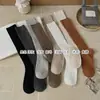 Calcetines de otoño e invierno para mujer, negros, blancos y grises, diseño simple a rayas, calcetines versátiles de media pantorrilla, tejido de punto de doble aguja de algodón, calcetines hasta la rodilla, estilo moderno