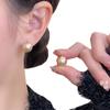 Pendientes de cuentas de oro champán estilo retro francés, elegantes pendientes de lujo ligeros de nicho a la moda, pendientes sencillos de perlas pequeñas para mujer
