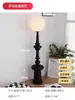 Lámpara de pie de columna romana de mediados de siglo, adecuada para sala de estar, colocada junto al sofá, dormitorio retro de estilo francés, creando un ambiente sofisticado y artístico