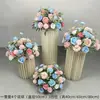 A Área de Entrega é Decorada com Flores Artificiais, Colunas Romanas e Arranjos Florais