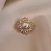 Broche Anti-Exposição Vintage de Liga Metálica Transfronteiriço com Design Único para Mulheres, Apresentando um Toque de Luxo, Alfinete Versátil para Casaco