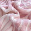 Juego de Cuatro Piezas de Terciopelo de Leche Tallado Simple y Lujoso para Invierno, Funda de Edredón Engrosada, Sábana, Ropa de Cama Cálida para el Hogar al por Mayor