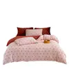 Juego de ropa de cama retro de invierno de cuatro piezas con lunares color crema y terciopelo de leche, que incluye sábana de forro polar coral, funda de edredón y sábana bajera.