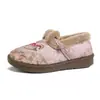 Zapatos de Algodón Bordados Estilo Chino Otoño Invierno para Mujer Calentitos con Felpa Zapatos de Tela Old Beijing Retro Botón de Rana Zapatos de Madre En Stock Venta al por Mayor