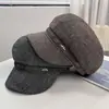 Nova boina de brim jeans retrô britânica com logo de metal, aba grande, afina o rosto, para mulheres, chapéu de artista com textura de sarja para outono