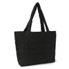 Bolso acolchado de un solo hombro estilo otoño e invierno moderno de alto valor, bolsa de plumón para debajo del brazo, bolso de hombro tipo tote ligero de gran capacidad
