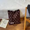 Nueva colección de principios de otoño: Bolso de hombro de lunares color Maillard, estilo coreano, con un ambiente relajado y chic, perfecto para mujeres jóvenes con estilo