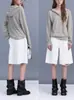 Camiseta con capucha de algodón ligero y ligeramente elástico 'Temporada Relajada' para mujer, con tapeta de media botonadura y rayas de color contrastante
