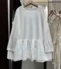 Camiseta blanca de manga larga con ribete de encaje de ballet para mujer, atuendo de otoño 2026, combinada con una camiseta interior