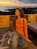 Lindo top de tricô laranja de um ombro estilo coreano para mulheres, peça íntima de outono super bonita, top pequeno único e deslumbrante